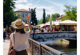 Joyce on a weekend at the Isle sur la Sorgues market, stroll through the designer markets and discovery of jewelry and her allergy to metals